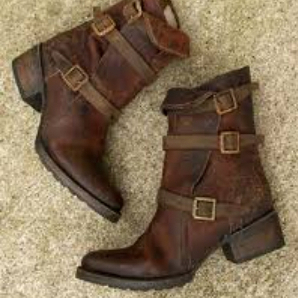 ISO Apex Boots Sz 7 or 8. Don't buy. These are not for sale.